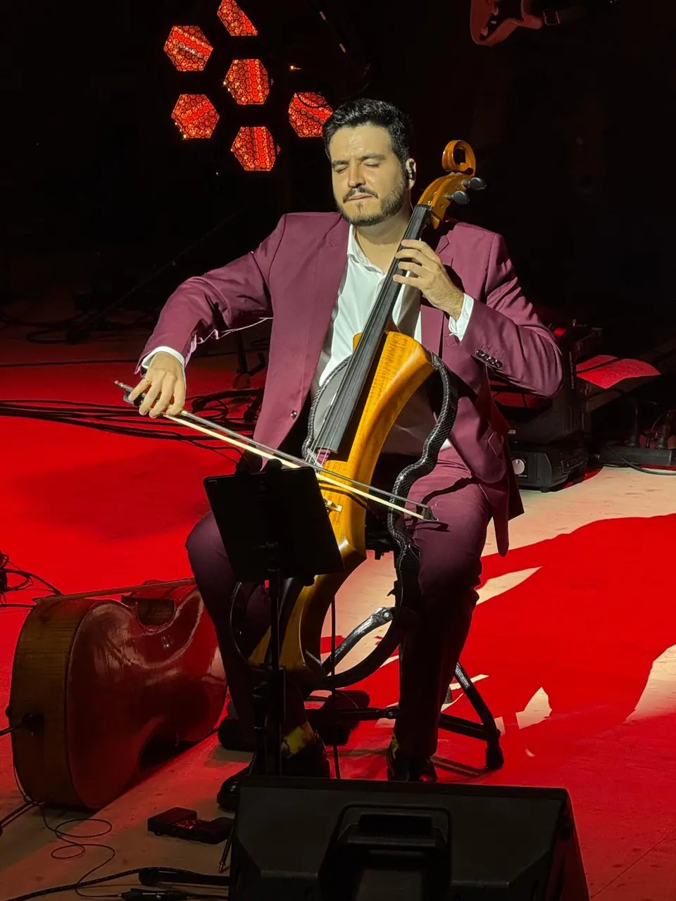Alfons con el violonchelo eléctrico